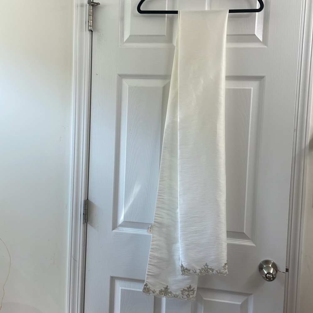 Wedding dress used with extra material, beading and detachable straps - Picture 11 of 12